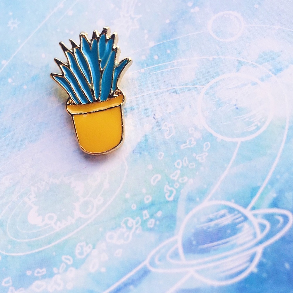 ✨ Tiny plant Pin ✨ - Picture 3 of 4